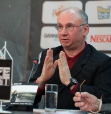 Caspar Phaudler, director of "Walking on the beach" at press conference